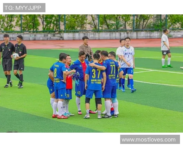 足球秀人：在绿茵场上展现激情与梦想的年轻才俊们